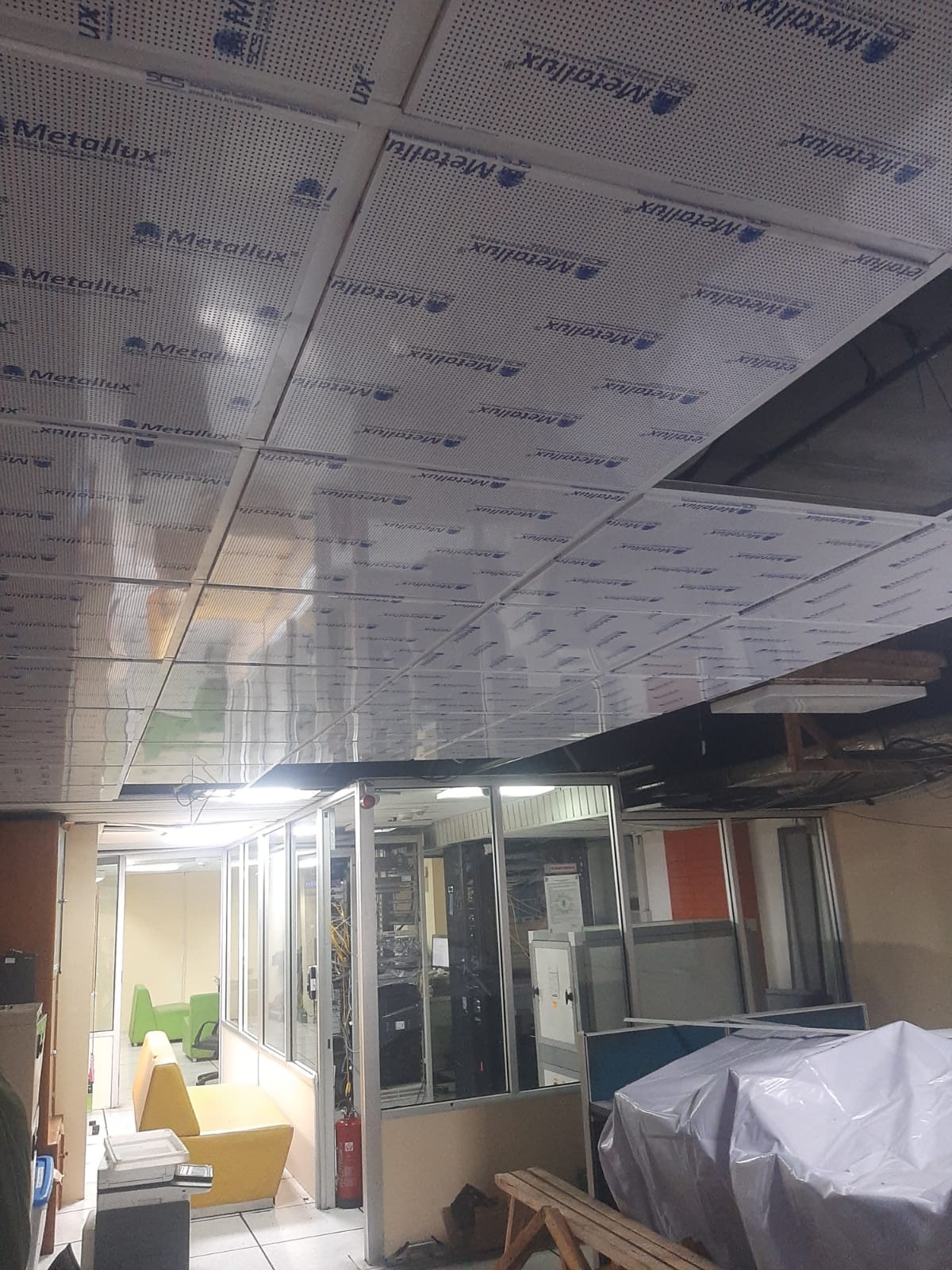 Pemasangan metal ceiling di ruang server data center