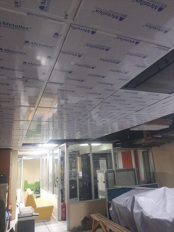 Data Center Server Room dan Airport koridor menggunakan metal ceiling
