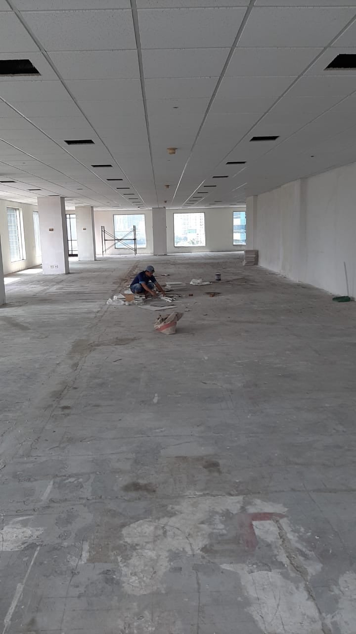 Pemasangan rangka dan panel plafon akustik di gedung kantor
